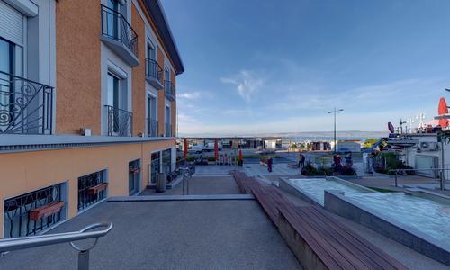 Devant le port