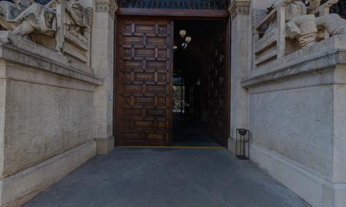Puerta principal del paraninfo de la universidad de Zaragoza (plaza Paraíso)