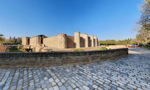 Vista frontal de La Aljafería 1