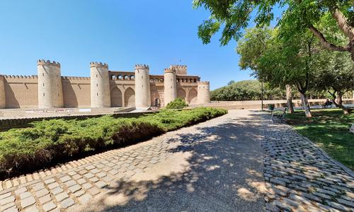 Vista frontal de La Aljafería 2
