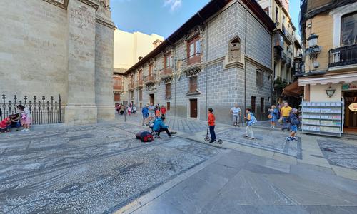 Plaza a las afueras de la Capilla Real